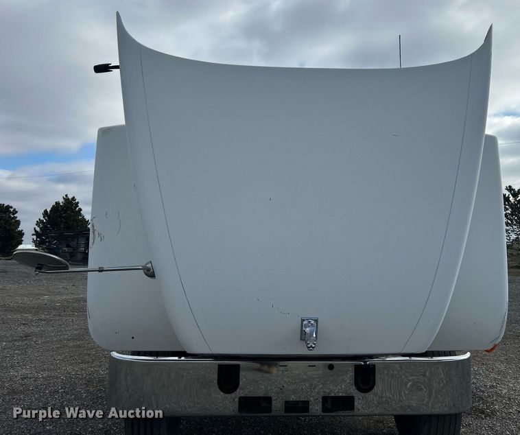 image for item OI9529 2003 Mack CH613 semi truck