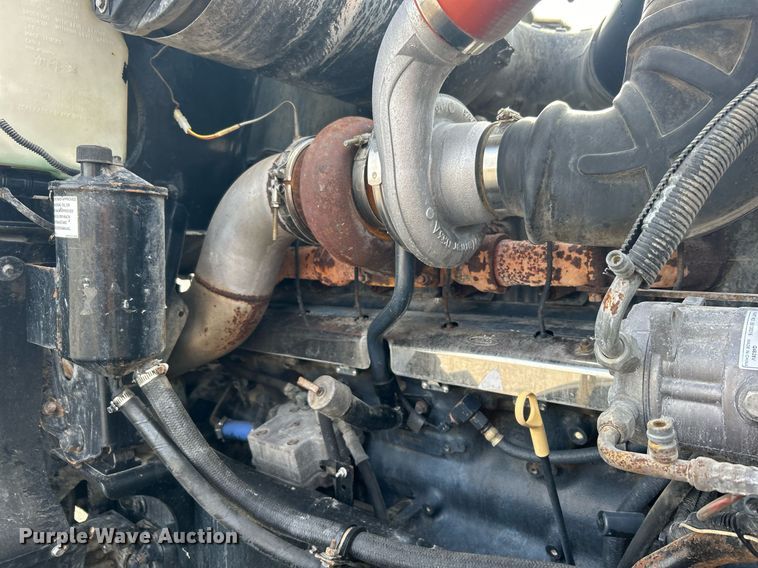 image for item OI9529 2003 Mack CH613 semi truck