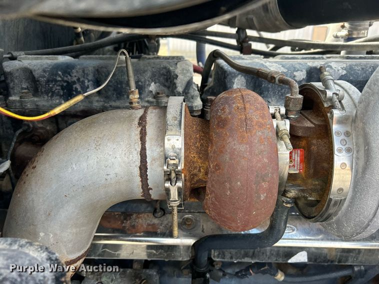 image for item OI9529 2003 Mack CH613 semi truck