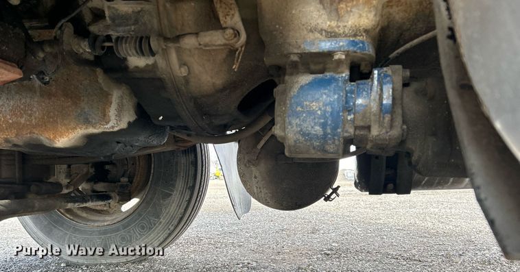 image for item OI9529 2003 Mack CH613 semi truck