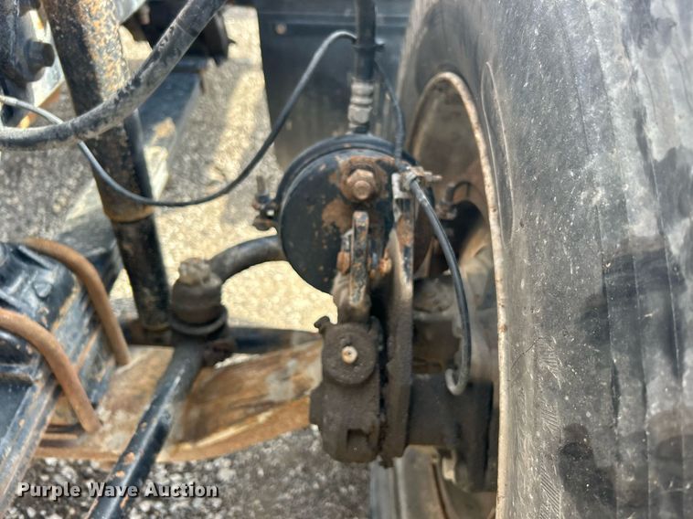 image for item OI9529 2003 Mack CH613 semi truck