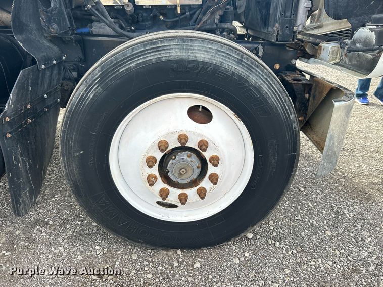 image for item OI9529 2003 Mack CH613 semi truck