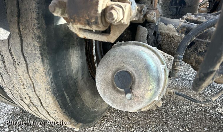 image for item OI9529 2003 Mack CH613 semi truck