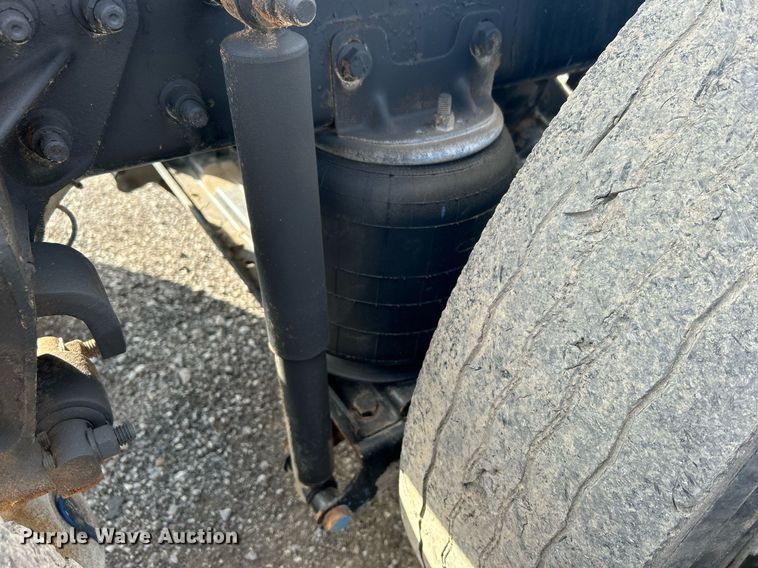 image for item OI9529 2003 Mack CH613 semi truck