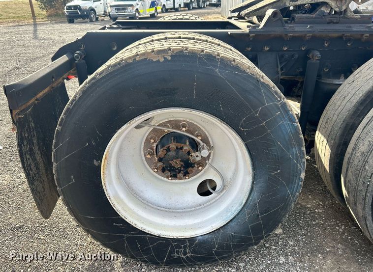 image for item OI9529 2003 Mack CH613 semi truck