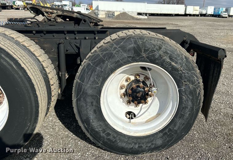 image for item OI9529 2003 Mack CH613 semi truck