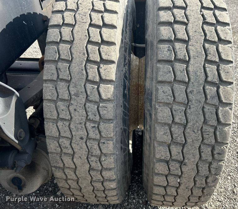 image for item OI9529 2003 Mack CH613 semi truck