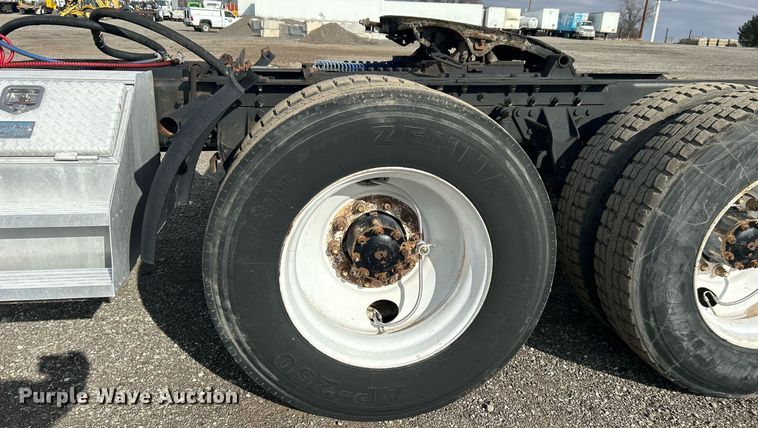 image for item OI9529 2003 Mack CH613 semi truck