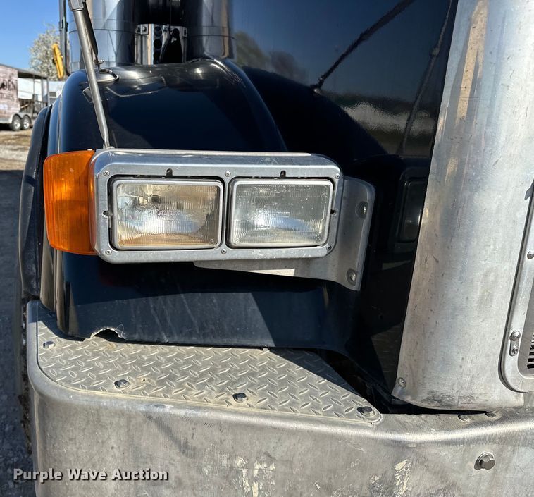 image for item OM9960 2006 Peterbilt  357 semi truck