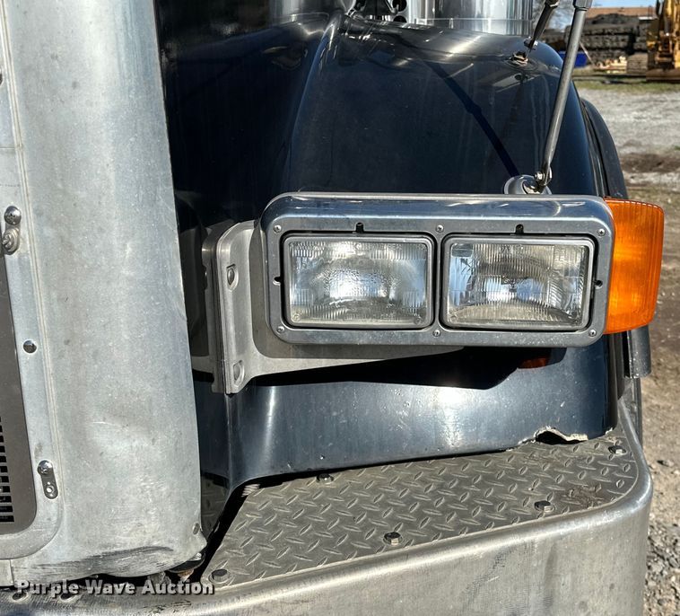 image for item OM9960 2006 Peterbilt  357 semi truck