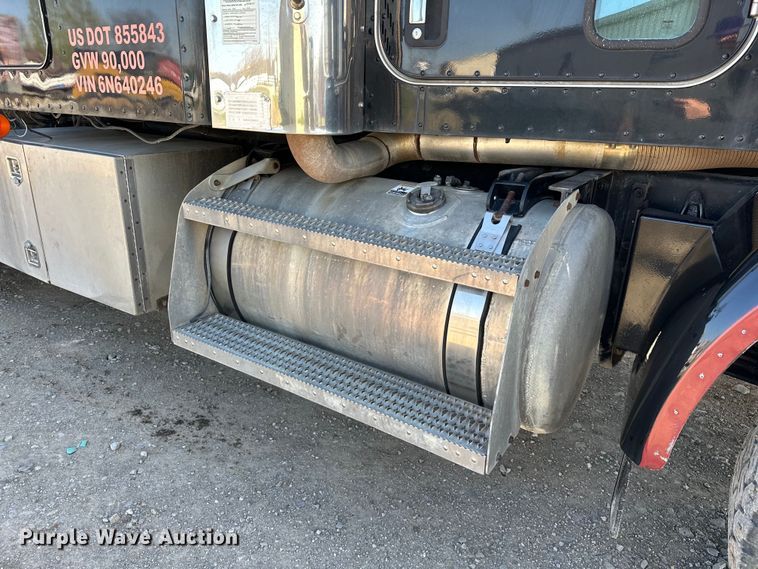 image for item OM9960 2006 Peterbilt  357 semi truck