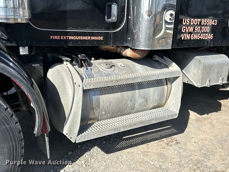 image for item OM9960 2006 Peterbilt  357 semi truck