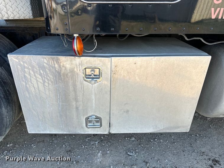 image for item OM9960 2006 Peterbilt  357 semi truck