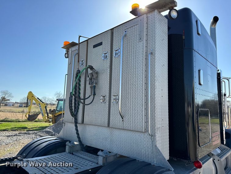 image for item OM9960 2006 Peterbilt  357 semi truck