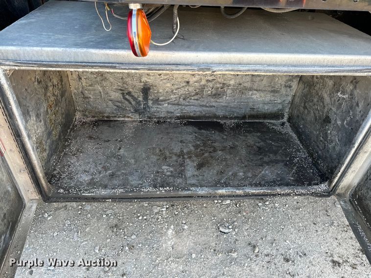 image for item OM9960 2006 Peterbilt  357 semi truck