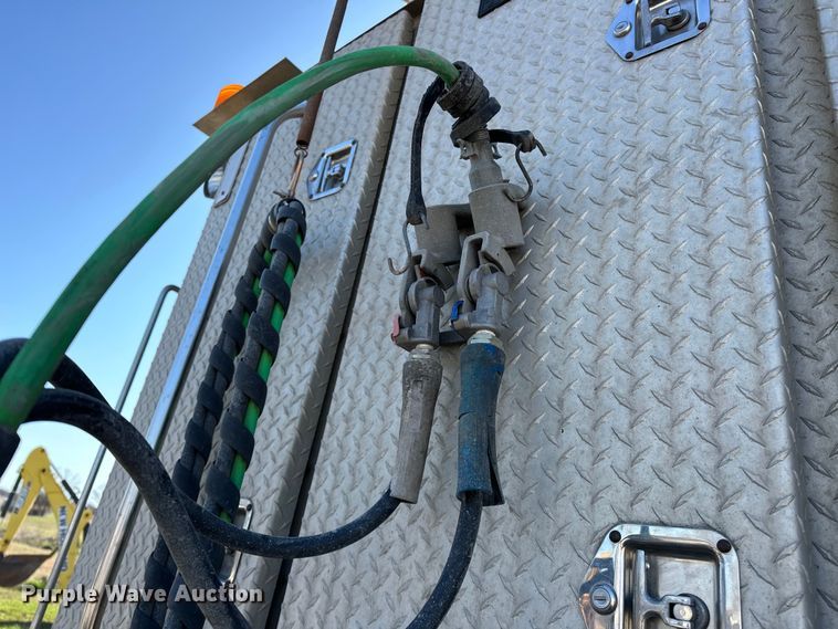 image for item OM9960 2006 Peterbilt  357 semi truck