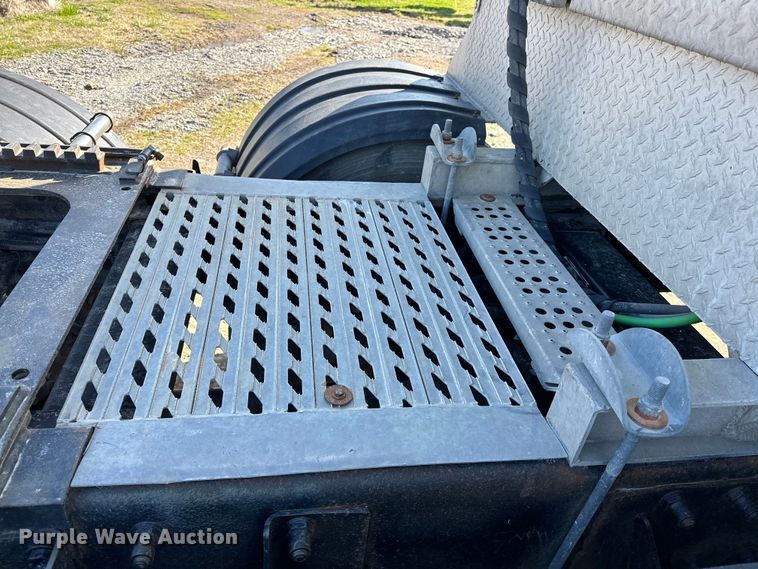 image for item OM9960 2006 Peterbilt  357 semi truck