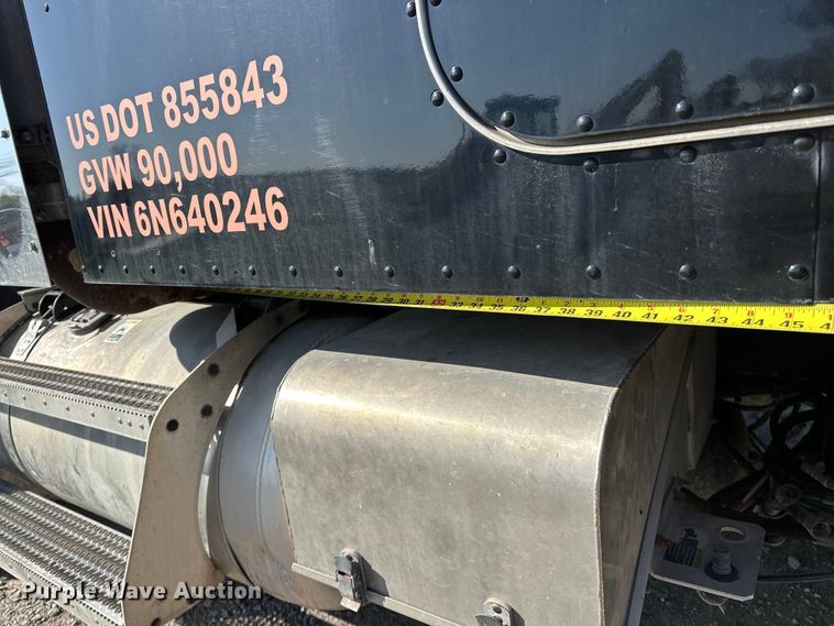 image for item OM9960 2006 Peterbilt  357 semi truck