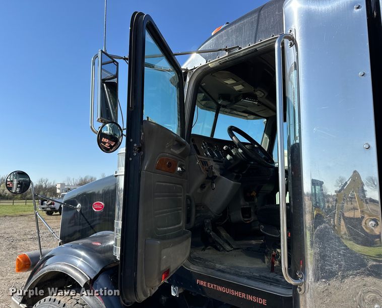 image for item OM9960 2006 Peterbilt  357 semi truck