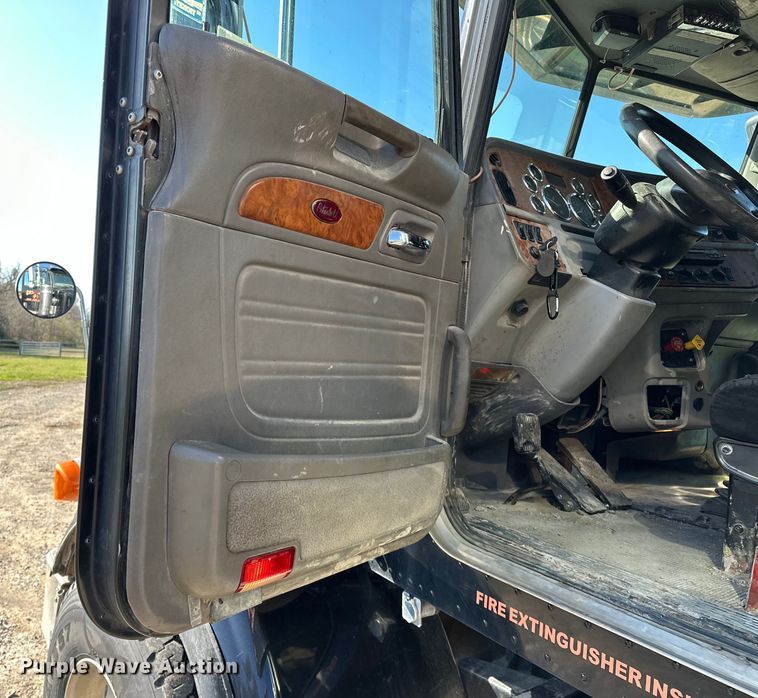 image for item OM9960 2006 Peterbilt  357 semi truck