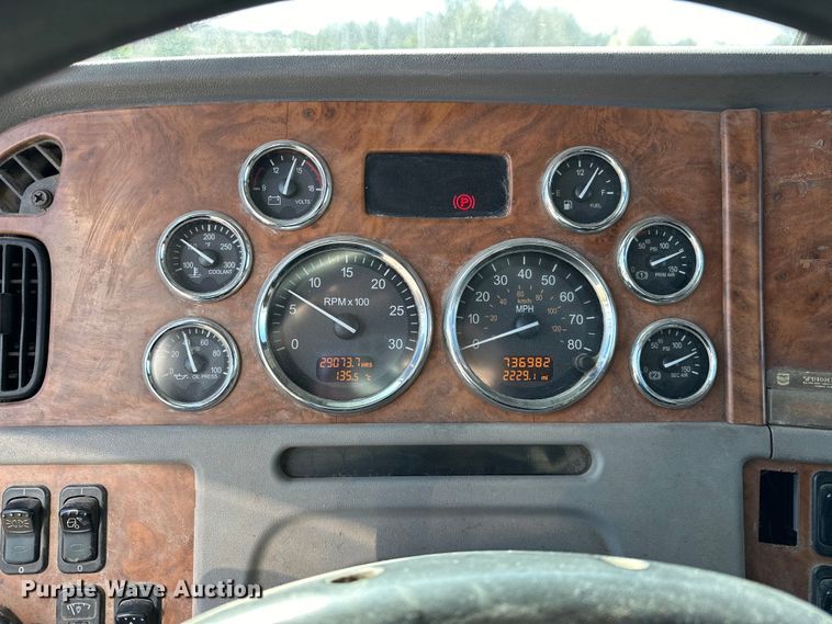 image for item OM9960 2006 Peterbilt  357 semi truck