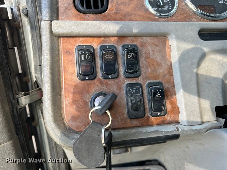 image for item OM9960 2006 Peterbilt  357 semi truck