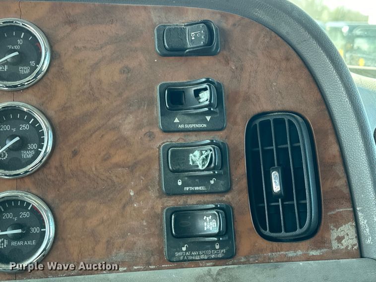 image for item OM9960 2006 Peterbilt  357 semi truck