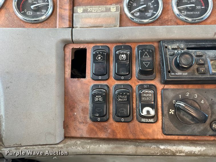 image for item OM9960 2006 Peterbilt  357 semi truck