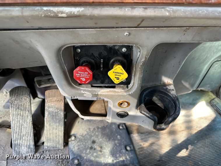 image for item OM9960 2006 Peterbilt  357 semi truck