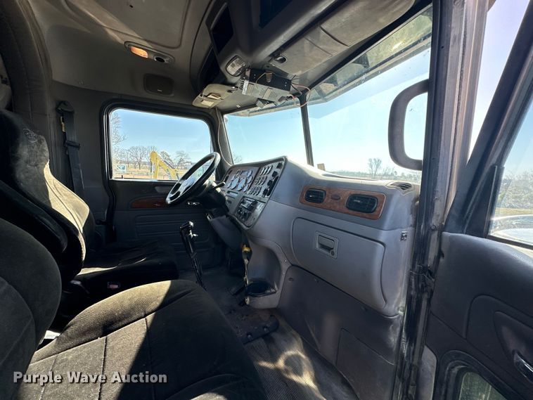 image for item OM9960 2006 Peterbilt  357 semi truck