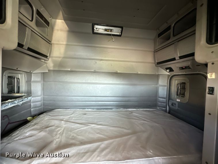 image for item OM9960 2006 Peterbilt  357 semi truck