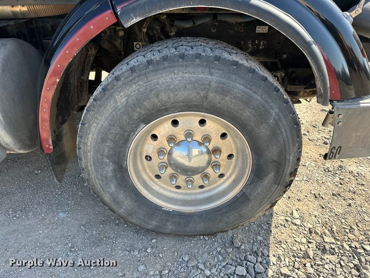 image for item OM9960 2006 Peterbilt  357 semi truck