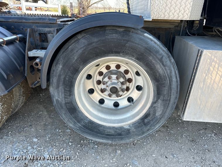 image for item OM9960 2006 Peterbilt  357 semi truck