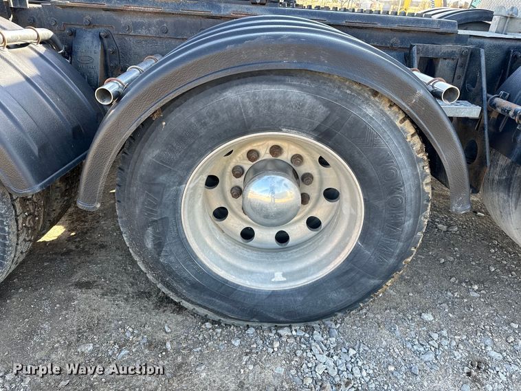 image for item OM9960 2006 Peterbilt  357 semi truck