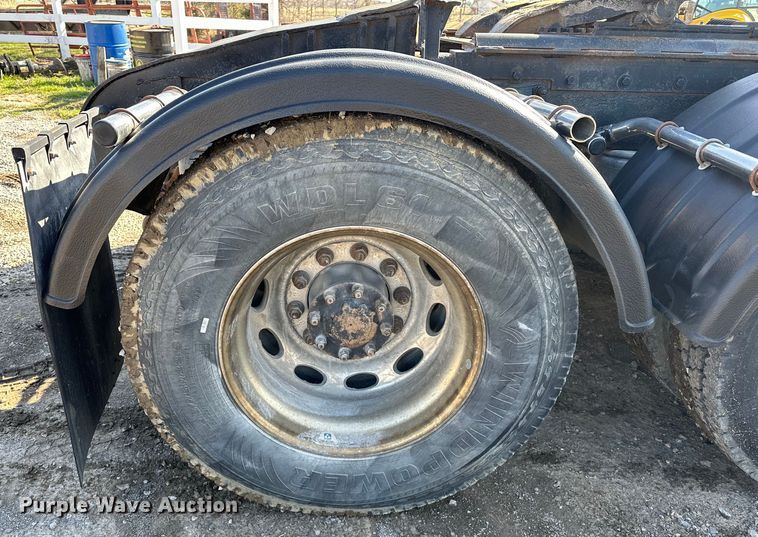 image for item OM9960 2006 Peterbilt  357 semi truck