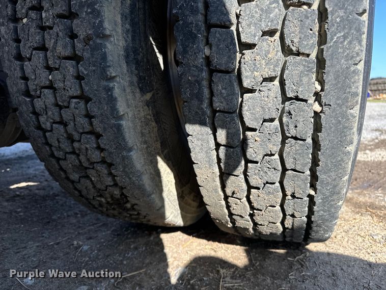 image for item OM9960 2006 Peterbilt  357 semi truck