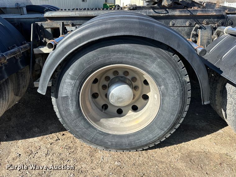 image for item OM9960 2006 Peterbilt  357 semi truck