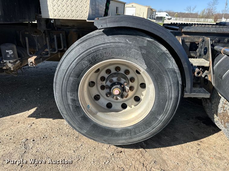 image for item OM9960 2006 Peterbilt  357 semi truck