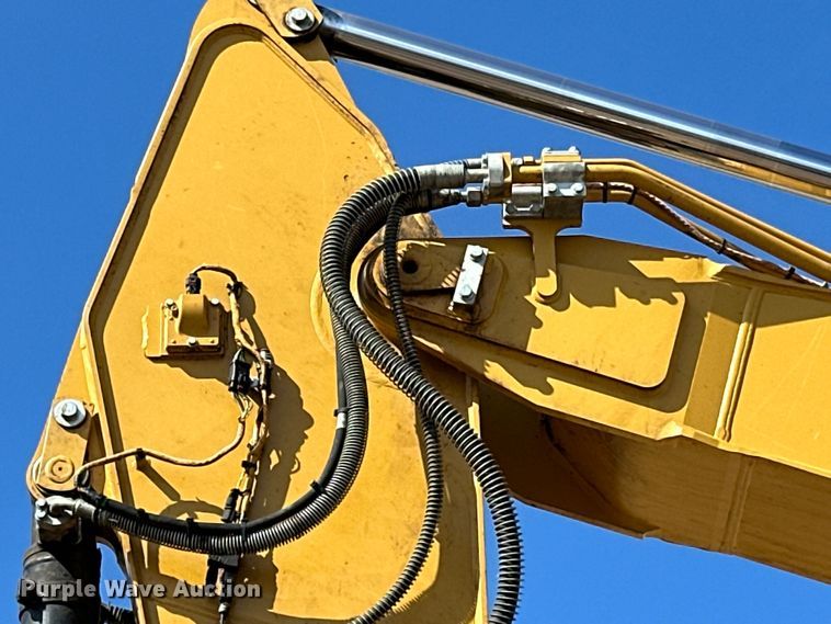 image for item DG0495 2019 Caterpillar 320 excavator