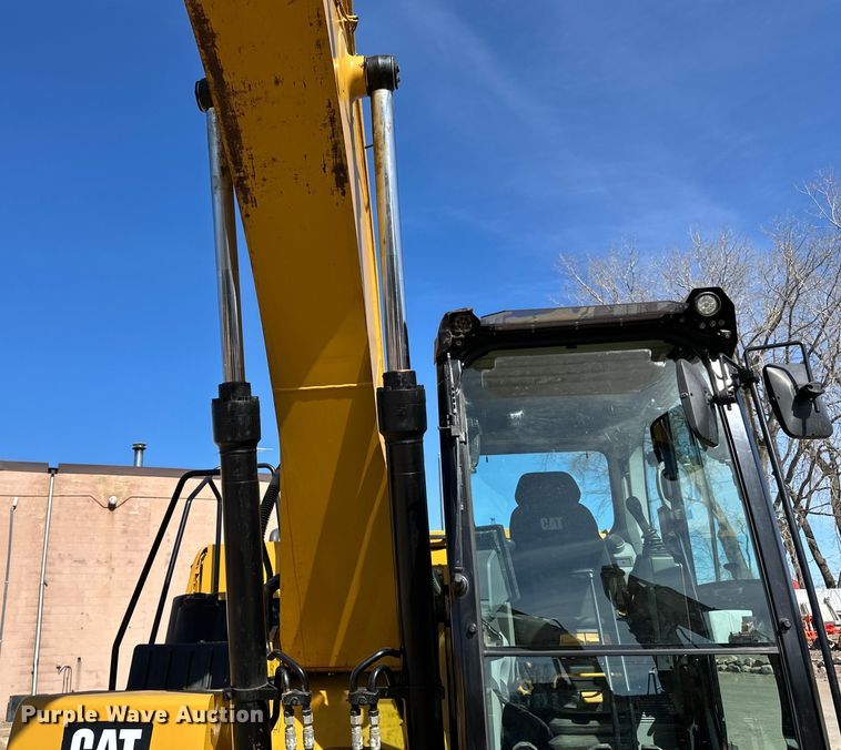 image for item DG0495 2019 Caterpillar 320 excavator
