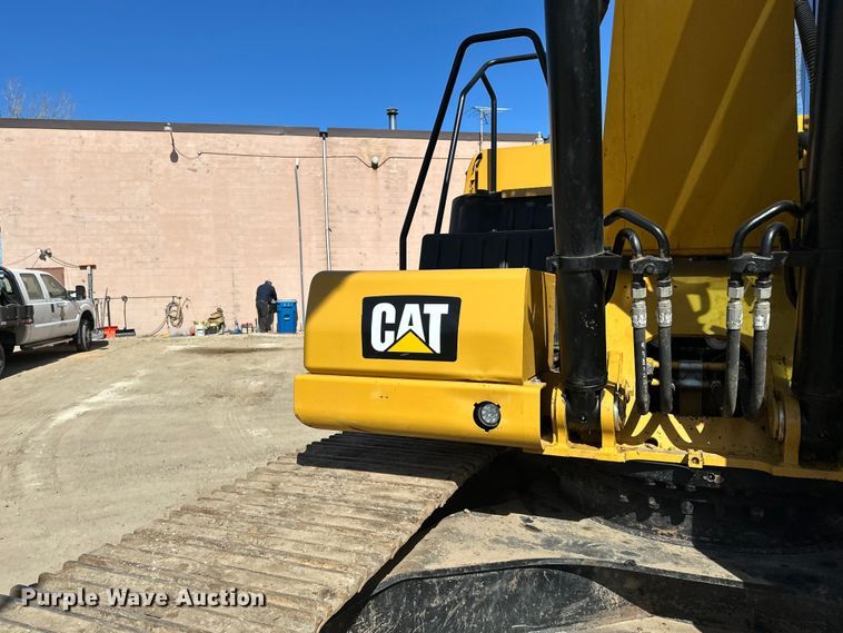 image for item DG0495 2019 Caterpillar 320 excavator