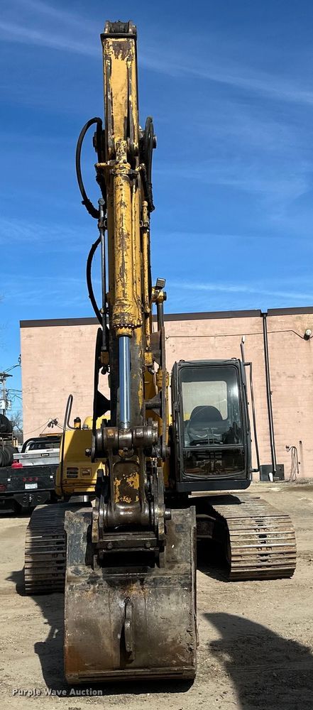 image for item DG0497 2001 John Deere 200CLC excavator