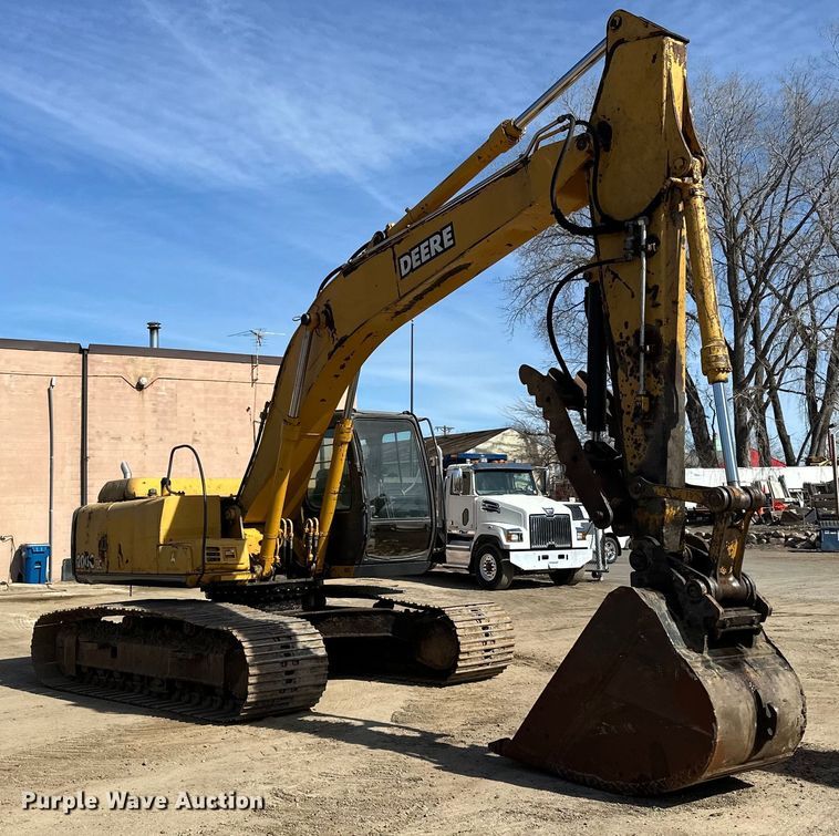 image for item DG0497 2001 John Deere 200CLC excavator