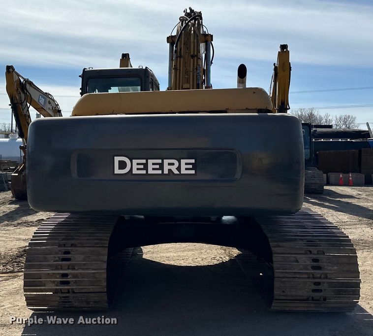 image for item DG0497 2001 John Deere 200CLC excavator