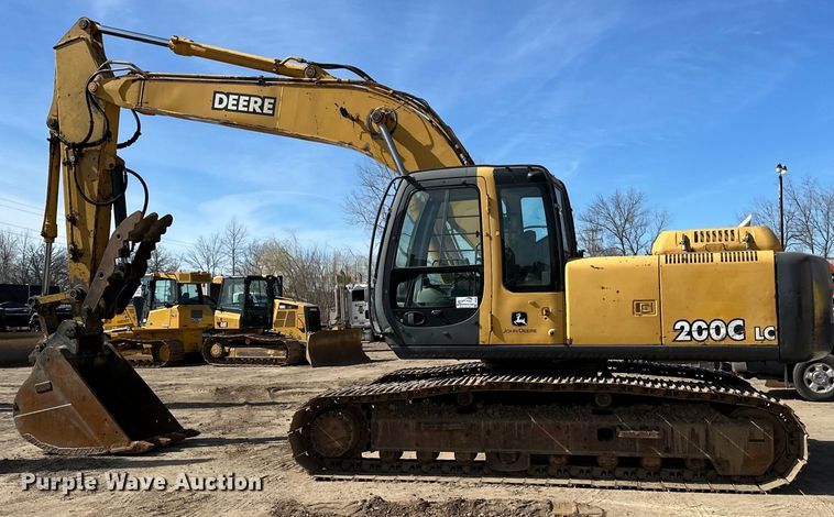 image for item DG0497 2001 John Deere 200CLC excavator