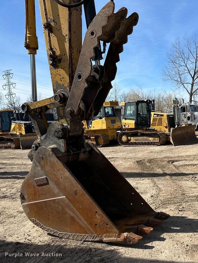 image for item DG0497 2001 John Deere 200CLC excavator