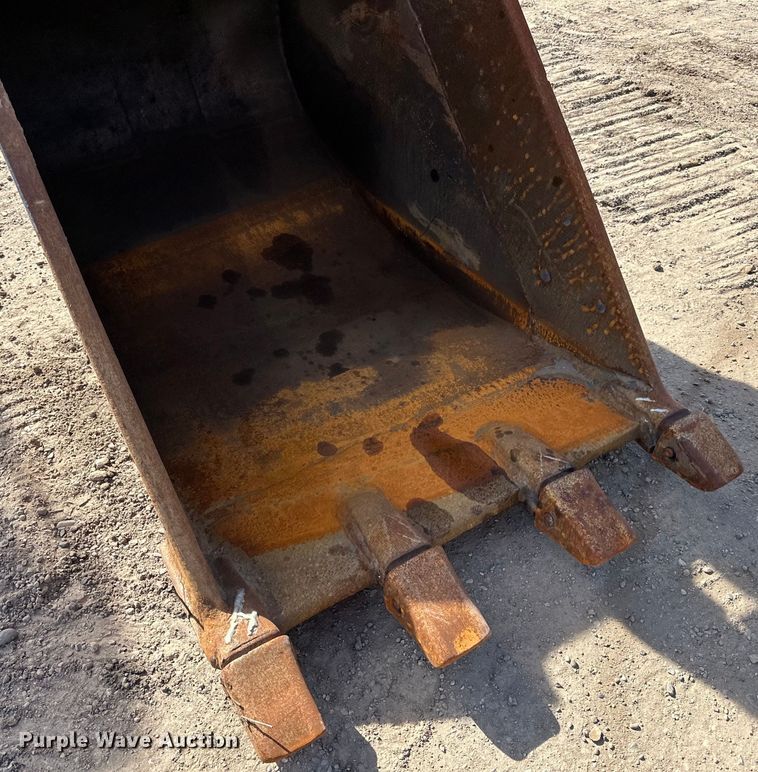 image for item DG0497 2001 John Deere 200CLC excavator