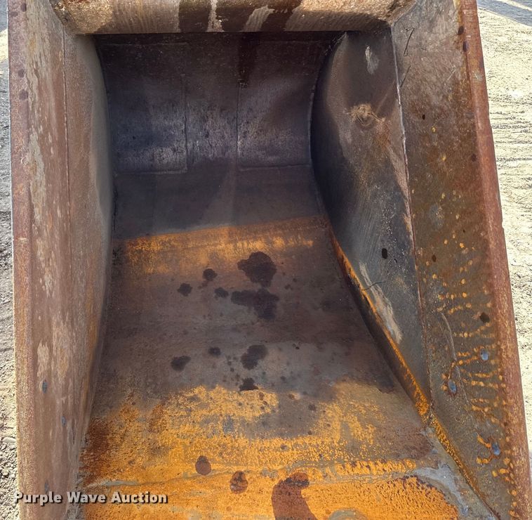 image for item DG0497 2001 John Deere 200CLC excavator