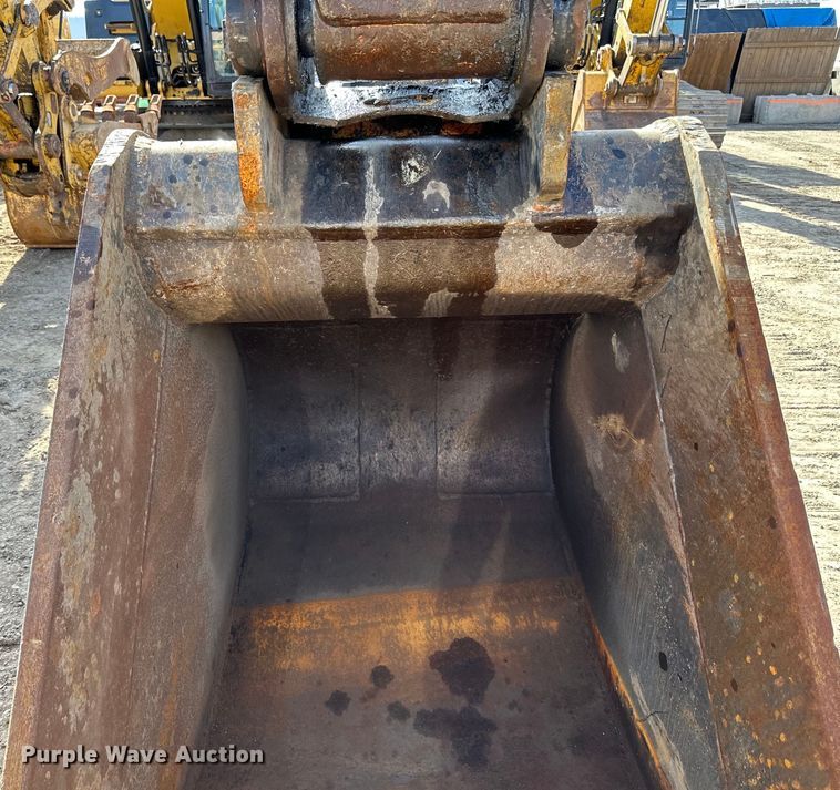 image for item DG0497 2001 John Deere 200CLC excavator