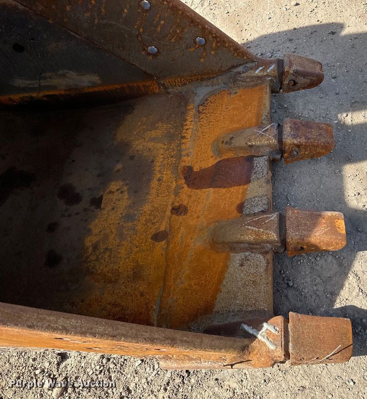 image for item DG0497 2001 John Deere 200CLC excavator